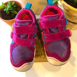 KIDS PLAE TY Velcro Sneakers in Fuchsia/purple.